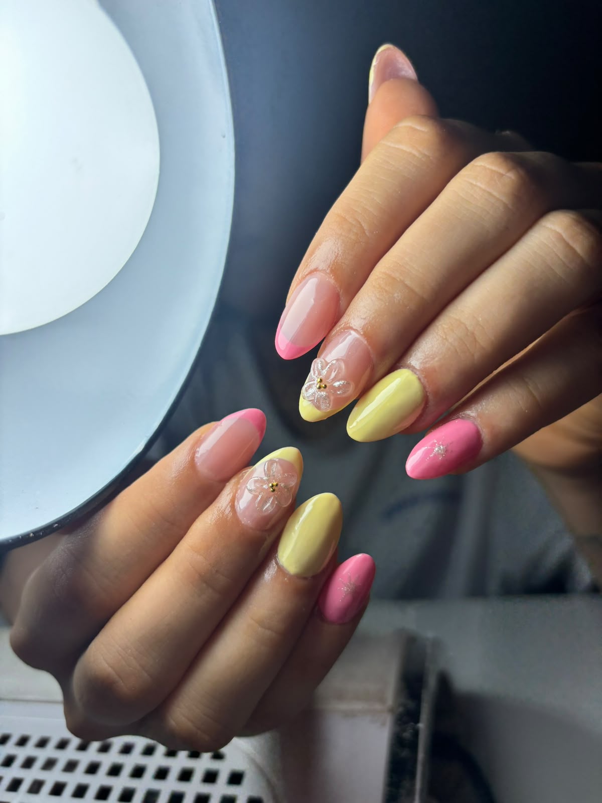 Uñas nude perladas con arte floral rosa