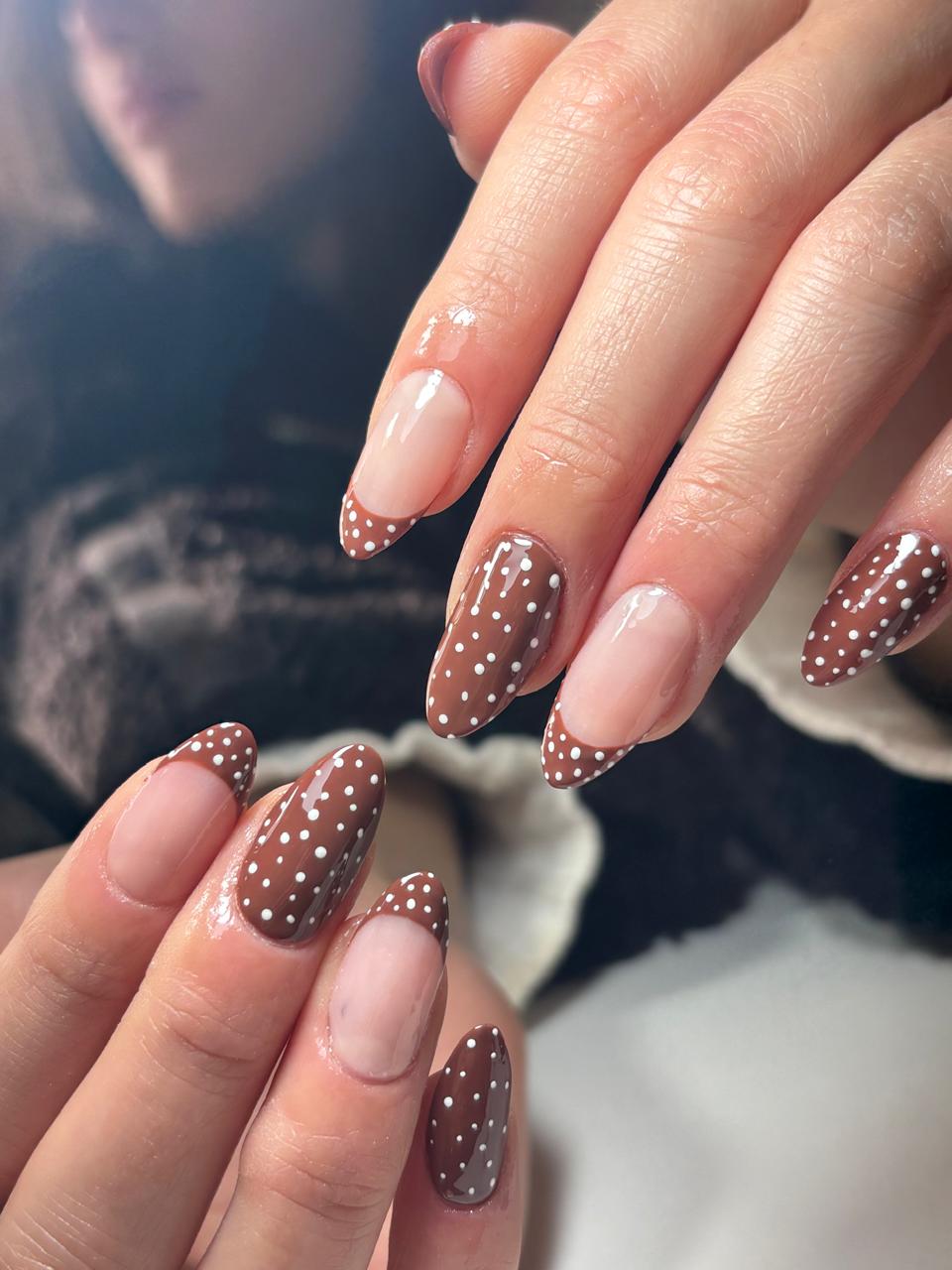 Uñas esculpidas stiletto en rojo intenso con brillo espejo