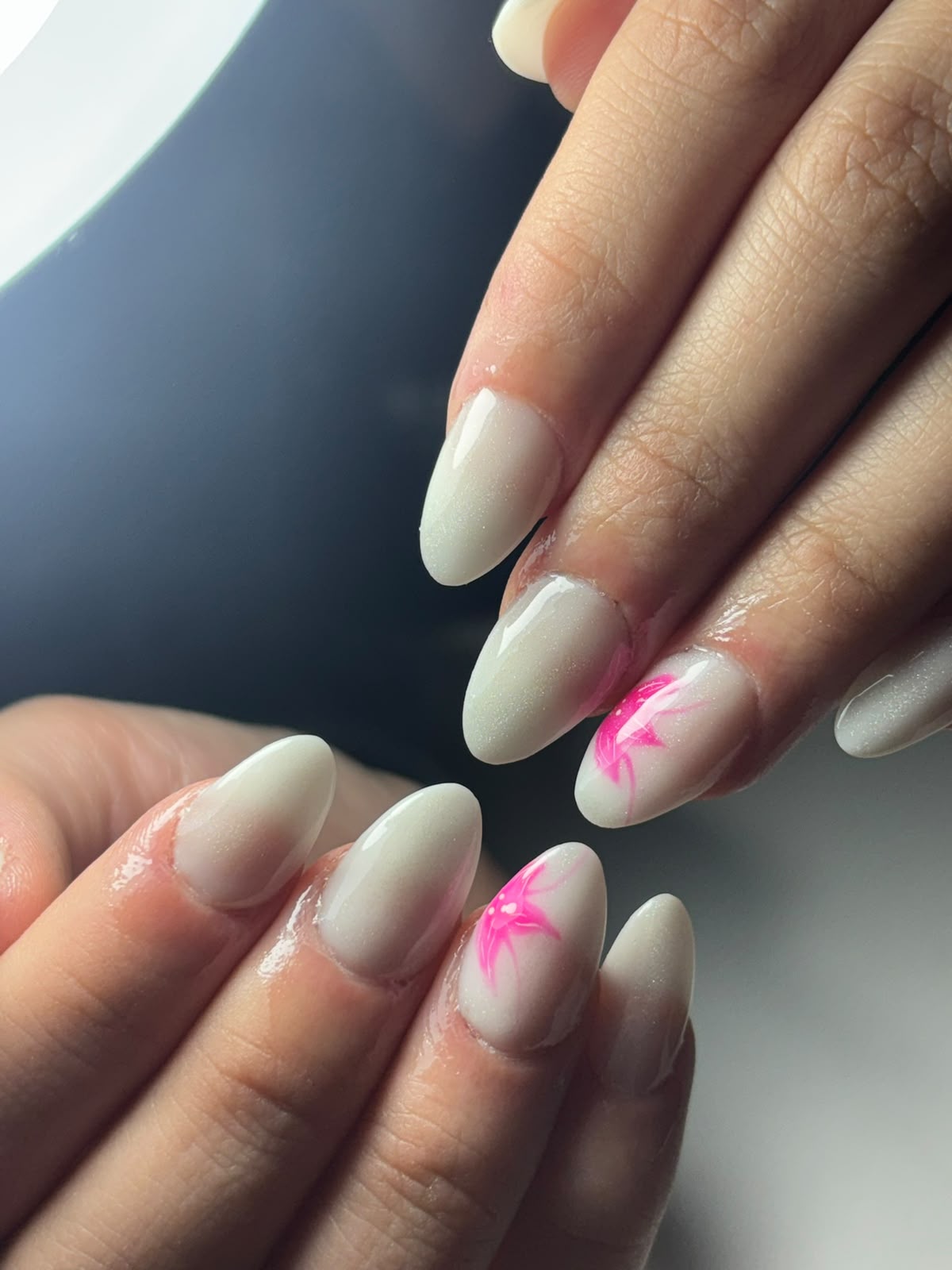Uñas en tonos pastel rosa y amarillo con flores