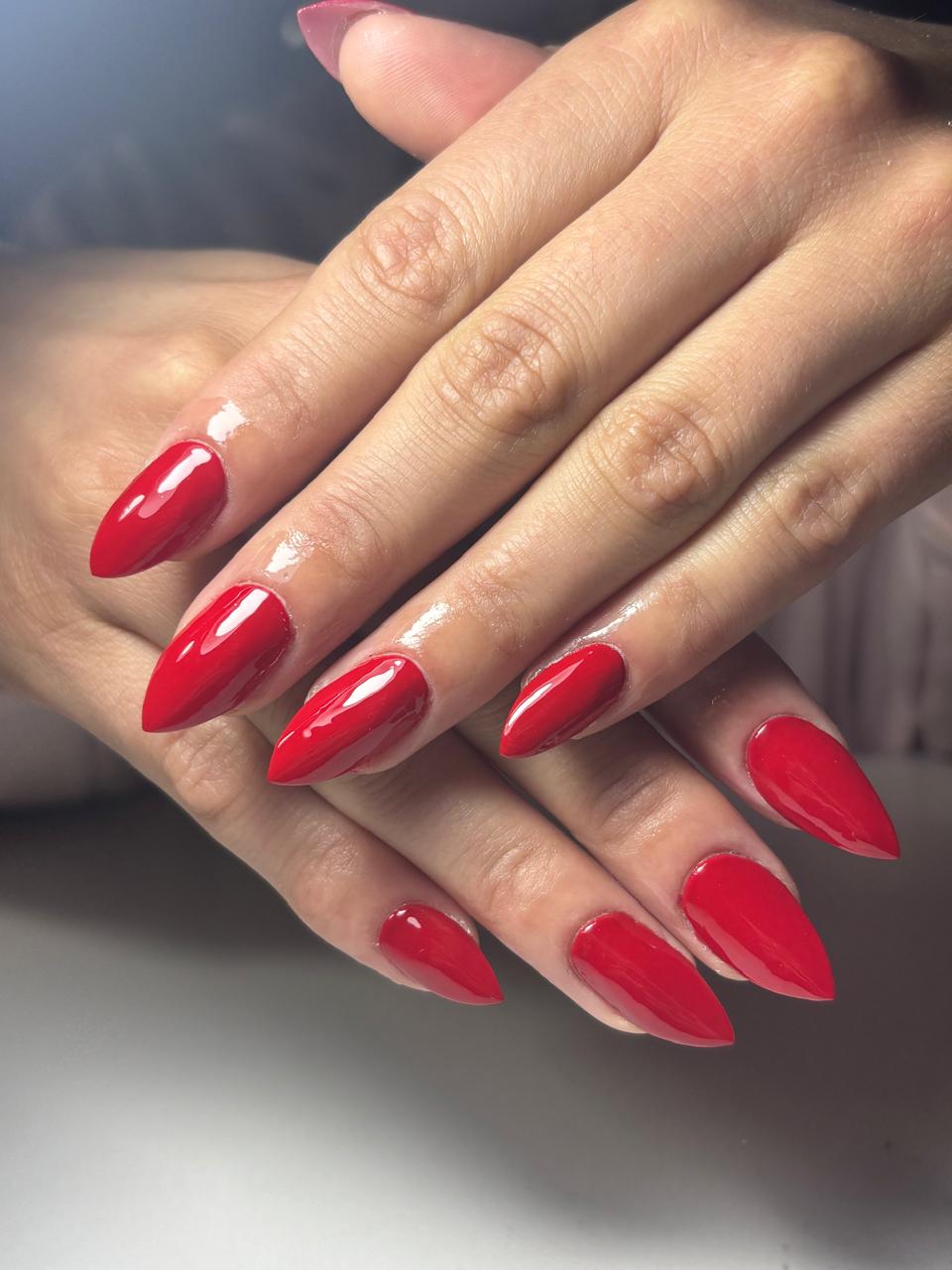 Uñas con francesa marrón y diseño de puntos blancos